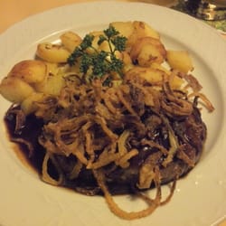 Das Wirtshaus - Der Zwiebelrostbraten mit Bratkartoffeln.