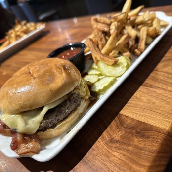BRU Burger Bar - Cincinnati - Cheeseburger Bru Fries - Burgers Near Me - Cincinnati, Ohio BRU Burger Bar - Cincinnati - Cheeseburger Bru Fries - Burgers Near Me - Cincinnati, Ohio