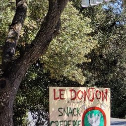 Le Donjon - Sign as seen from road