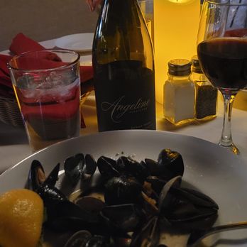 Strawberry Lodge - a plate of mussels and a glass of wine - Italian Near Me - Strawberry, Arizona Strawberry Lodge - a plate of mussels and a glass of wine - Italian Near Me - Strawberry, Arizona