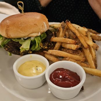 The Hackney - Slightly spicy fried chicken sandwich - New American Near Me - Washington, North Carolina