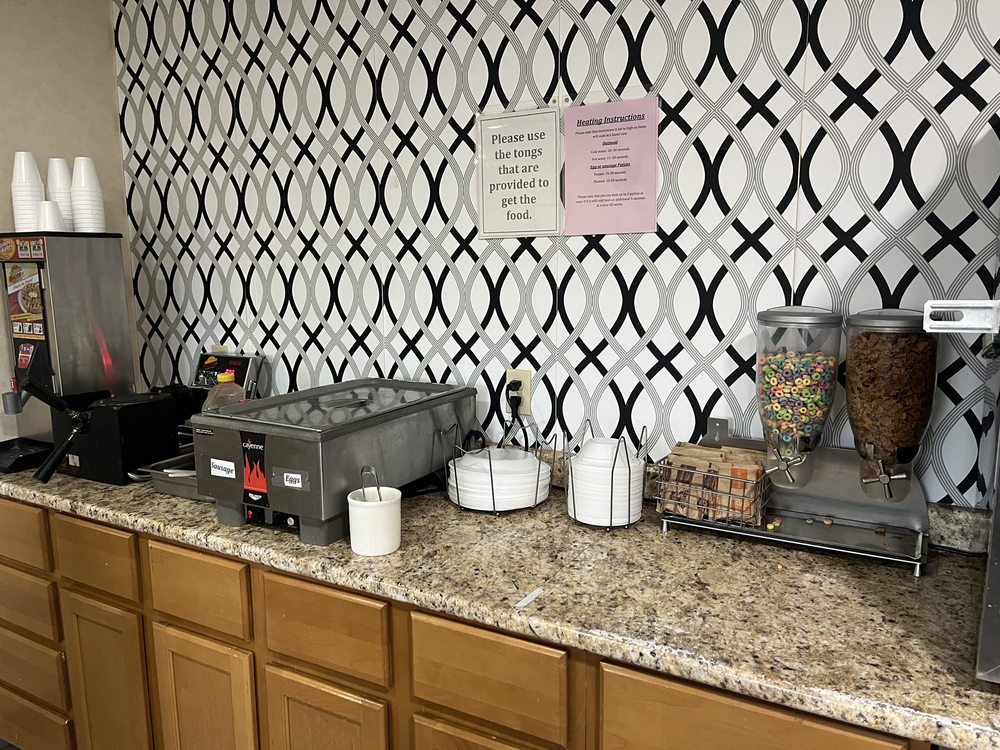 RODEWAY INN Updated September 2024 28 Photos 300 East Elderberry