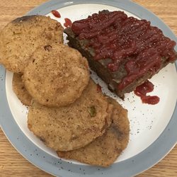 The Broken Spur Diner - Meatloaf and fried green tomatoes was a huge piece of meatloaf