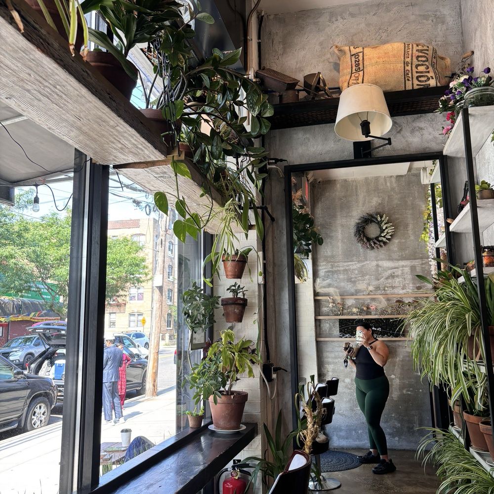 Bee Cafe - Decor - Cafes Near Me - Woodside, New York Bee Cafe - Decor - Cafes Near Me - Woodside, New York
