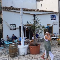 BAR Pasticceria Scopello - Uno dei due lati esterni del bar
