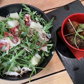 Lamiak - Arugula salad and croquettes - Wine Bars Near Me - Madrid, M