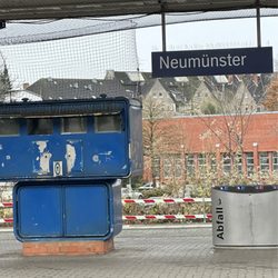 Neumünster Hauptbahnhof - ... einer der häßlichsten Bahnhöfe, die ich je ertragen musste ...