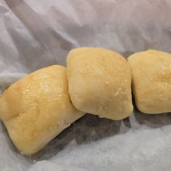 Good Eatin's - Complimentary rolls.
