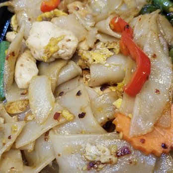 Trike Noodle - Drunken noodle with chicken - Thai Near Me - Chicago, Illinois Trike Noodle - Drunken noodle with chicken - Thai Near Me - Chicago, Illinois