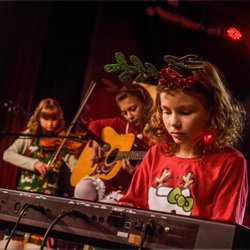 Rock The Stages Music School - Rock The Stages Music School Aurora offers piano, violin, and guitar lessons. 

https://rockthestagesmusicschool.com/