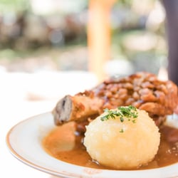 Restaurant Schloß Oedenberg - Ein fränkischer Klassiker - Schweinehaxen mit Kloß.