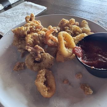 Hennessey's Pub + Kitchen - Calamari was surprisingly very good - Irish Pub Near Me - Clinton Township, Michigan