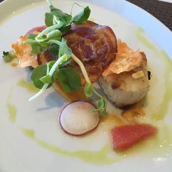 360 Restaurant - Seared sea scallops at the 360 Restaurant. - Canadian (New) Near Me - Toronto, Ontario 360 Restaurant - Seared sea scallops at the 360 Restaurant. - Canadian (New) Near Me - Toronto, Ontario