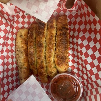 The Pizza Joint - Breadsticks looked amazing, but there was no salt, garlic, butter, no flavors - Barbeque Near Me - Horizon City, Texas