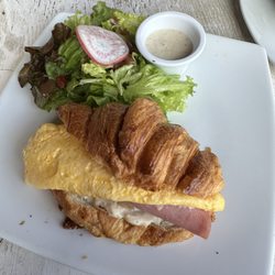 Café Antoinette - Croissant omelette