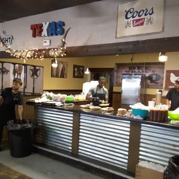 Dee Willie’s BBQ  - Where smoked meats and plates are  put together - Barbeque Near Me - San Antonio, Texas