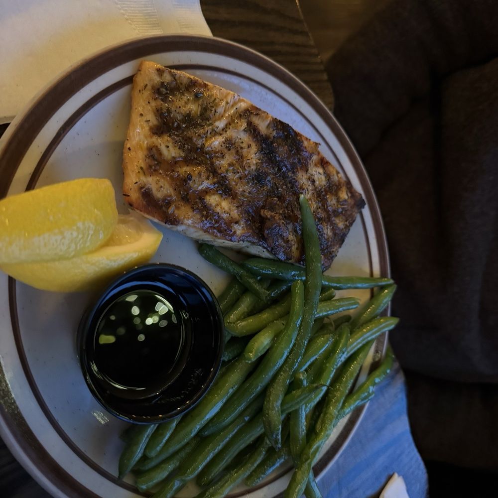 Blackened salmon with nice helping of perfectly cooked green beans.