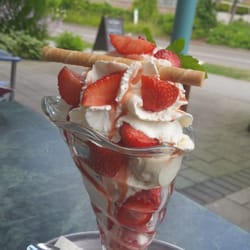Rur - Cafe Breuer Schmacks - Erdbeerbecher