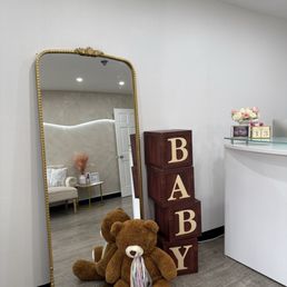 That mirror right by the door is adorable