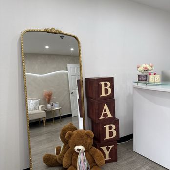 Ultrasound Studio - That mirror right by the door is adorable - Ultrasound Imaging Centers Near Me - Covina, California