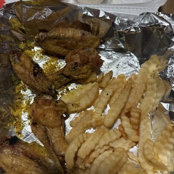 Tacos Y Pupusas Express - Lemon pepper Chicken Wings with Fries - Food Trucks Near Me - Houston, Texas Tacos Y Pupusas Express - Lemon pepper Chicken Wings with Fries - Food Trucks Near Me - Houston, Texas