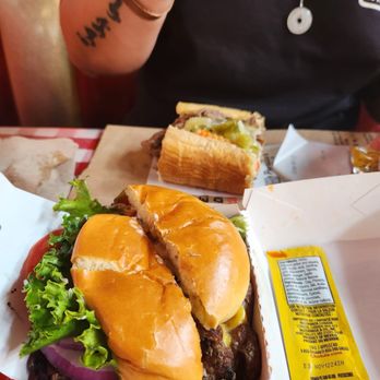 Portillo's & Barnelli's Schaumburg - Cheeseburger & BIG BEEF with spicy peppers - Hot Dogs Near Me - Schaumburg, Illinois Portillo's & Barnelli's Schaumburg - Cheeseburger & BIG BEEF with spicy peppers - Hot Dogs Near Me - Schaumburg, Illinois