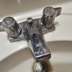 Pronghorn Inn and Suites Rawlins - The sink still had toothpaste spit all over it from previous guest