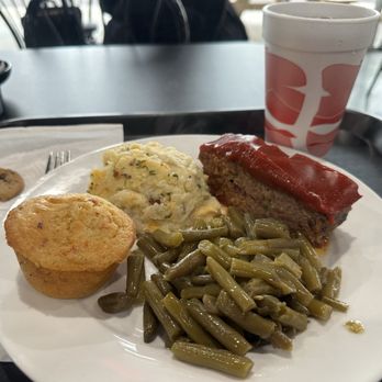 Local Joe's - Meatloaf, green beans, potatoes and jalapeños cornbread- Yum! - American Near Me - Hendersonville, Tennessee Local Joe's - Meatloaf, green beans, potatoes and jalapeños cornbread- Yum! - American Near Me - Hendersonville, Tennessee