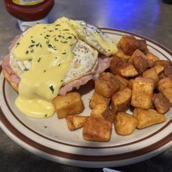 Oasis Pub - Croissant Benedict