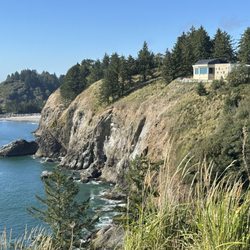 Lewis & Clark Interpretive Center - Center on the cliff.