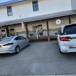 Sunny & Olive - Parking lot