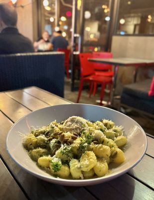 MeeT in Yaletown by null