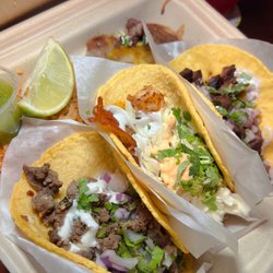 Tight Tacos Kaimuki - Three taco plate with crema (carne asada, camarones, lengua)