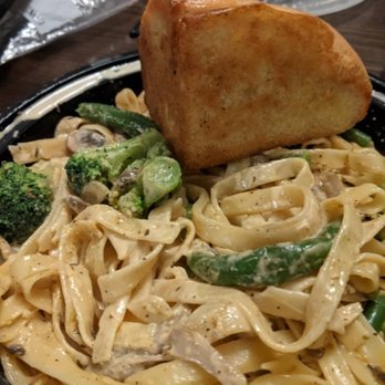 Buzzard Billy's - Veggie Fettuccine Alfredo with toasted bread wedge - American Near Me - La Crosse, Wisconsin Buzzard Billy's - Veggie Fettuccine Alfredo with toasted bread wedge - American Near Me - La Crosse, Wisconsin