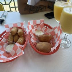Sabor Venezolano - Tequeños , pastelitos , jugo de parchita y mango
