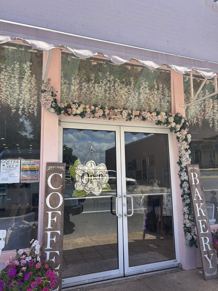 Sweet Magnolia Bakery Logo