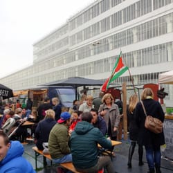Swan Market - De food court temidden van de fabriekshallen