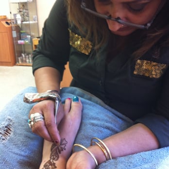Ali Beauty Salon - Shaheena doing my foot with henna - Hair Salons Near Me - Chicago, Illinois