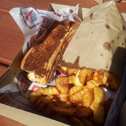 Restaurant Roulotte La Terrasse - Frites ondulées et hotdog