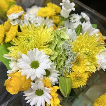 Publix - I'm loving this yellow tone assortment. Beautiful. - Drugstores Near Me - Cooper City, Florida