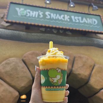 Yoshi Snack island - Mango smoothie - Amusement Parks Near Me - Orlando, Florida