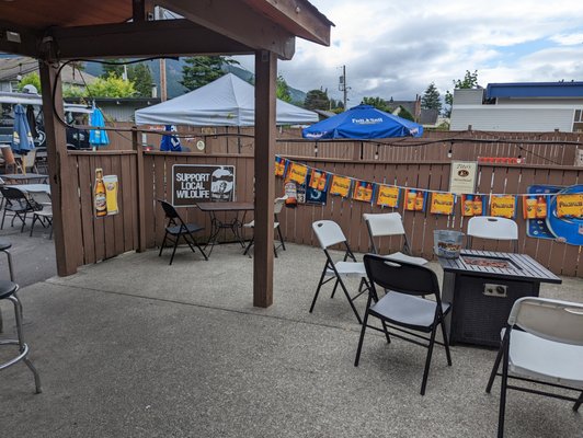 Pour House Bar & Grill by null