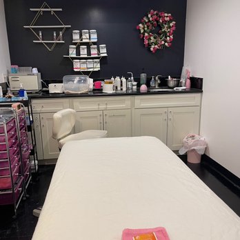 HELLO BOMBSHELL - Waxing room - Sugaring Near Me - Honolulu, Hawaii HELLO BOMBSHELL - Waxing room - Sugaring Near Me - Honolulu, Hawaii