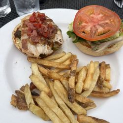 stickleback resturant - Chicken sandwich with fries