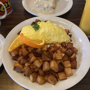 Ramblehorn Cafe - Meat lovers omelette and half order biscuits and gravy with egg on top - Breakfast & Brunch Near Me - Pine Grove, California