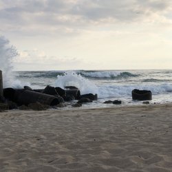 Barber's Point Beach Park & Lighthouse - Enjoy the waves