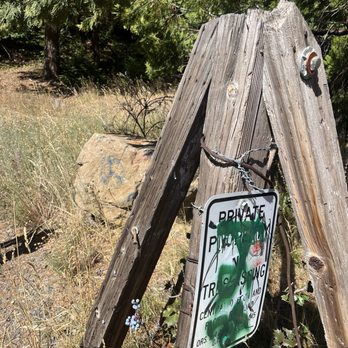 Tunnel 13 - Sign directly off exit 6 that leads to the small uphill path to the tunnel - Landmarks & Historical Buildings Near Me