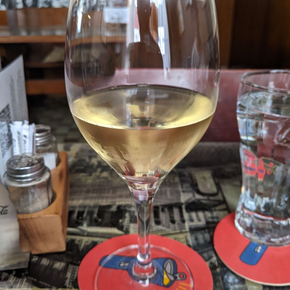 Gumpendorfer Beisl - House white wine - Restaurants Near Me - Vienna, 9