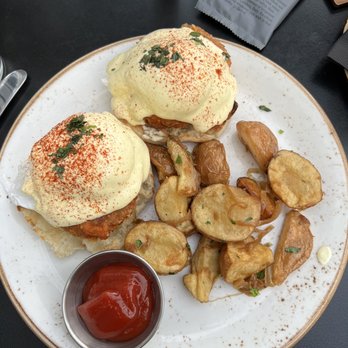 Woodblock - Salmon Cake Benedict - Cocktail Bars Near Me - Redmond, Washington