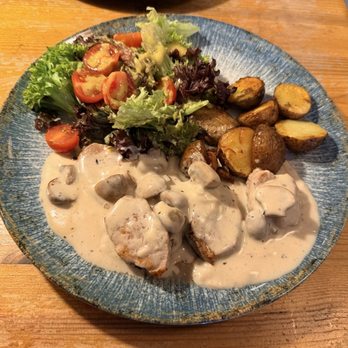 Bar Smak - Pork tenderloin in a mushroom sauce with salad and roasted potatoes - Bars Near Me - Kraków, Massachusetts